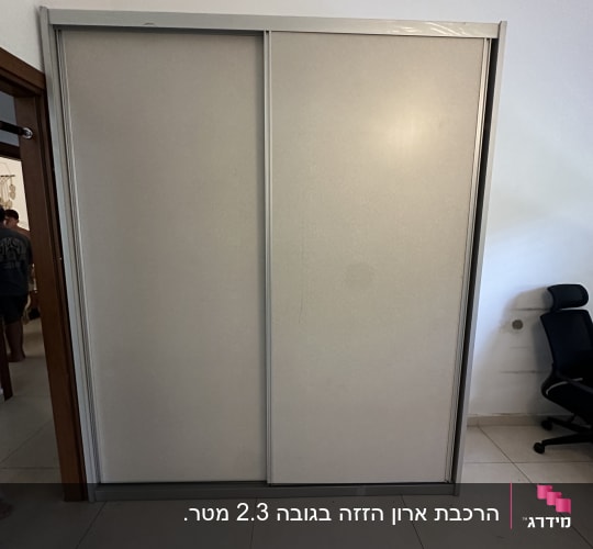 ארון הזזה בחדר עם כיסא משרדי